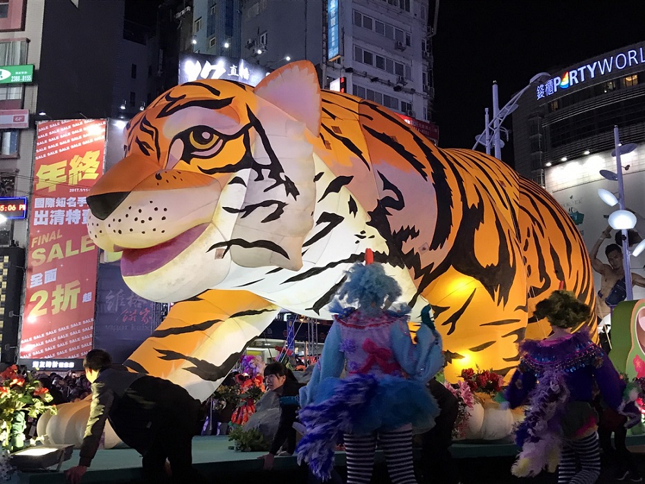 為打造歡樂奇妙的嘉年華氣氛,西城大遊行花燈造型有魔幻、有動漫,連老虎花燈都很卡哇伊。 圖:呂佳峻攝 為打造歡樂奇妙的嘉年華氣氛,西城大遊行花燈造型有魔幻、有動漫,連老虎花燈都很卡哇伊。 圖:呂佳峻攝