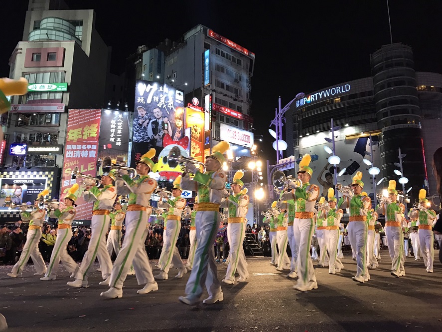 樂儀隊演出為遊行炒熱氣氛,尤其天氣寒冷,震耳樂音也有驅寒效果。 圖:呂佳峻攝 樂儀隊演出為遊行炒熱氣氛,尤其天氣寒冷,震耳樂音也有驅寒效果。 圖:呂佳峻攝