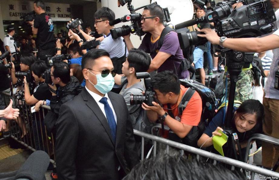 香港佔中期間爆發的「7警案」,14日香港法院已作出判決,遭判有罪的7名被告紛紛透過律師求情。圖:被告離開法院畫面。 香港佔中期間爆發的「7警案」,14日香港法院已作出判決,遭判有罪的7名被告紛紛透過律師求情。圖:被告離開法院畫面。