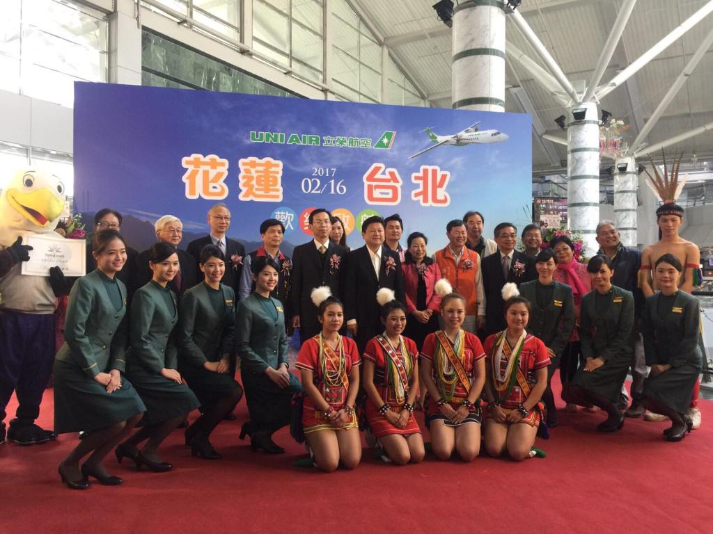 立榮航空台北─花蓮16日開航,首班飛機滿載70名旅客上午9時抵達花蓮航站。 圖:截自立榮假期粉絲專頁 立榮航空台北─花蓮16日開航,首班飛機滿載70名旅客上午9時抵達花蓮航站。 圖:截自立榮假期粉絲專頁