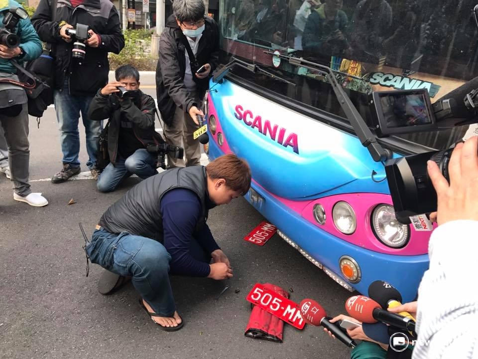 友力旗下靠行車出主當場將牌照親自拆下,表達抗議。 圖:呂佳峻/攝 友力旗下靠行車出主當場將牌照親自拆下,表達抗議。 圖:呂佳峻/攝