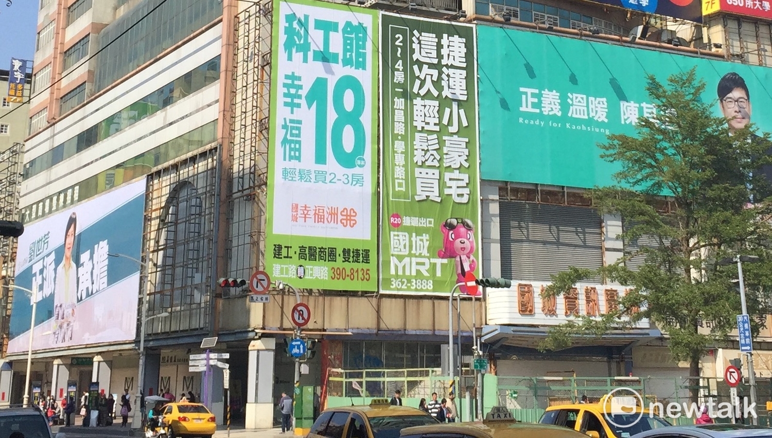 民進黨高雄市長黨內初選打得火熱,高雄車站前的舊遠東百貨大樓,也成為候選人看板兵家必爭之地,左側為劉世芳看板,右側為陳其邁看板。 圖:柯昱安/攝 民進黨高雄市長黨內初選打得火熱,高雄車站前的舊遠東百貨大樓,也成為候選人看板兵家必爭之地,左側為劉世芳看板,右側為陳其邁看板。 圖:柯昱安/攝