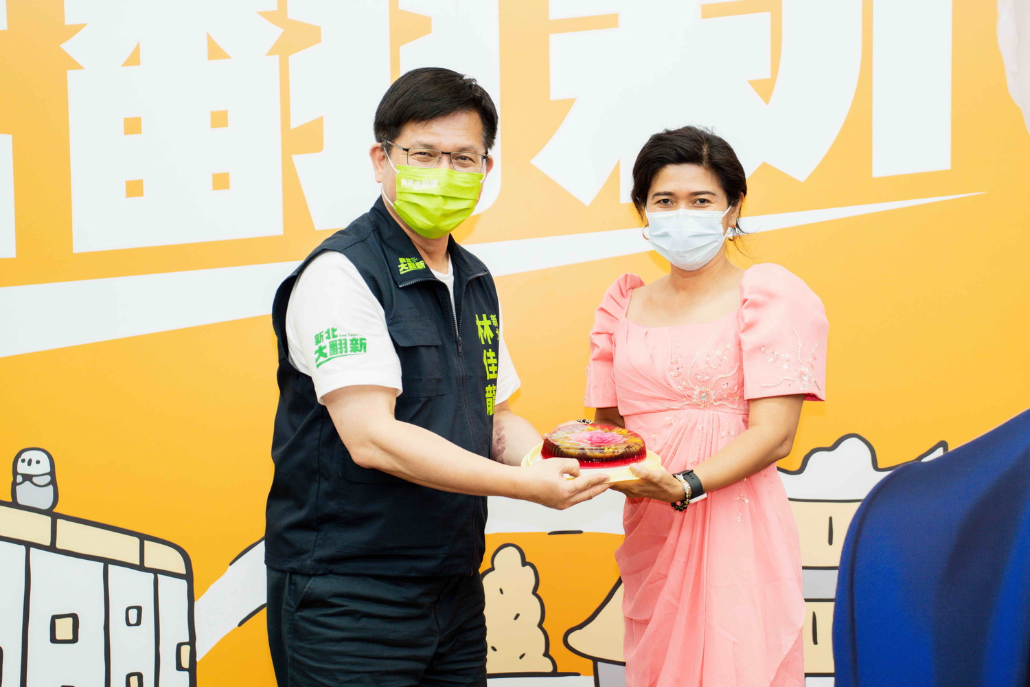 林佳龍和新住民朋友一起DIY包粽等美食。 圖:林佳龍競辦提供 林佳龍和新住民朋友一起DIY包粽等美食。 圖:林佳龍競辦提供