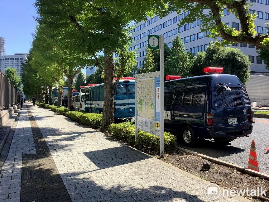 日本近日東京各處警備森嚴,從地方調度相當警力來加強,(圖為25日首相官邸前)。 圖:劉黎兒/攝 日本近日東京各處警備森嚴,從地方調度相當警力來加強,(圖為25日首相官邸前)。 圖:劉黎兒/攝