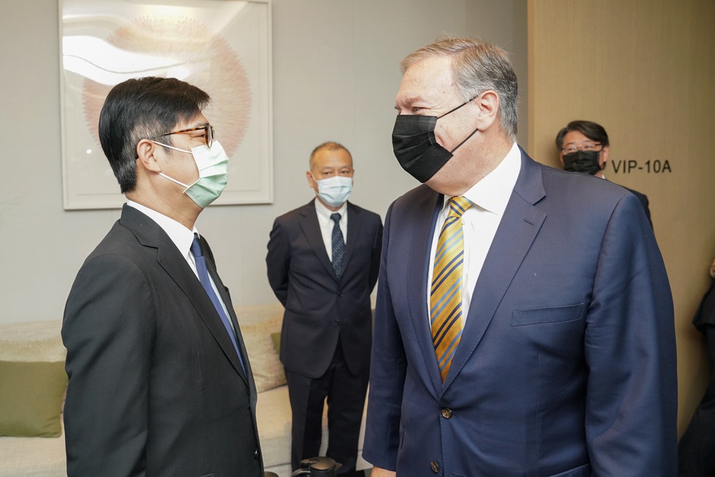 高雄市長陳其邁向美前國務卿蓬佩奧(右)說,過去高雄曾發生美麗島事件,歡迎他可以多走走看看,一定會喜歡這個熱情、友善的城市。 圖:高市府提供 高雄市長陳其邁向美前國務卿蓬佩奧(右)說,過去高雄曾發生美麗島事件,歡迎他可以多走走看看,一定會喜歡這個熱情、友善的城市。 圖:高市府提供