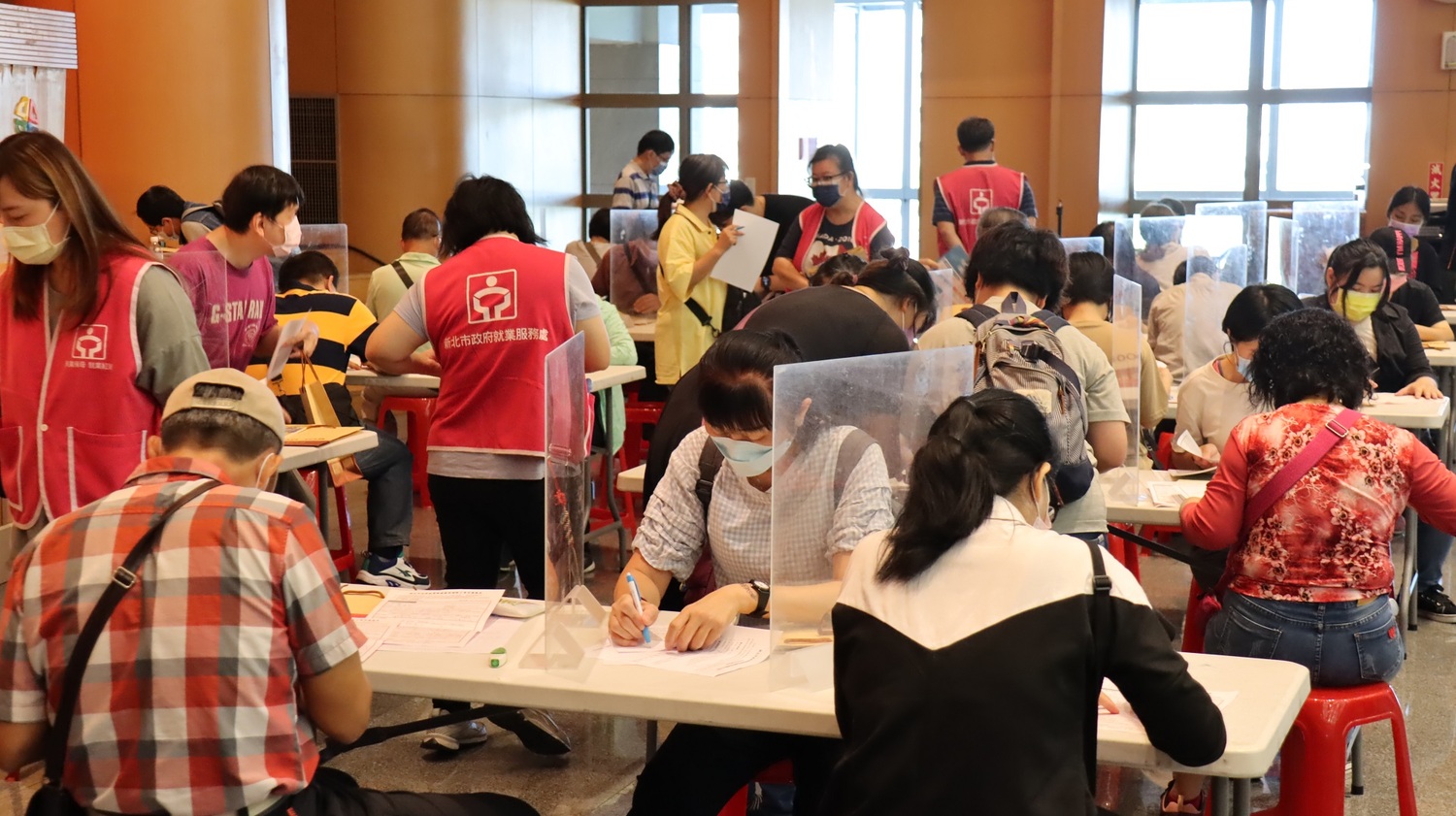 履歷填寫區人潮爆滿。 圖:新北市就服處提供 履歷填寫區人潮爆滿。 圖:新北市就服處提供