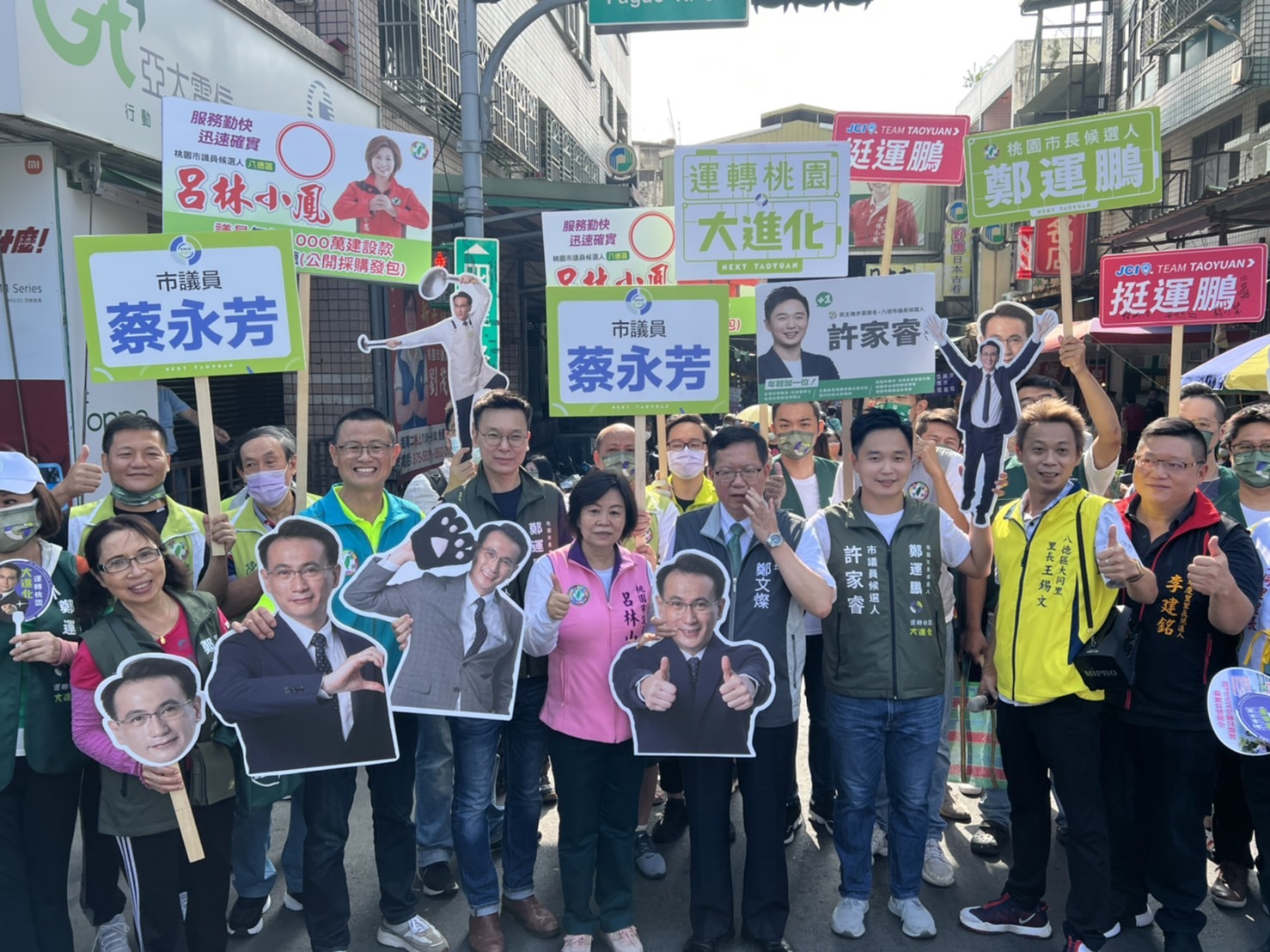 鄭文燦今化身鄭運鵬分身,回到家鄉八德幫忙掃街拜票。 圖:林昀真/攝 鄭文燦今化身鄭運鵬分身,回到家鄉八德幫忙掃街拜票。 圖:林昀真/攝