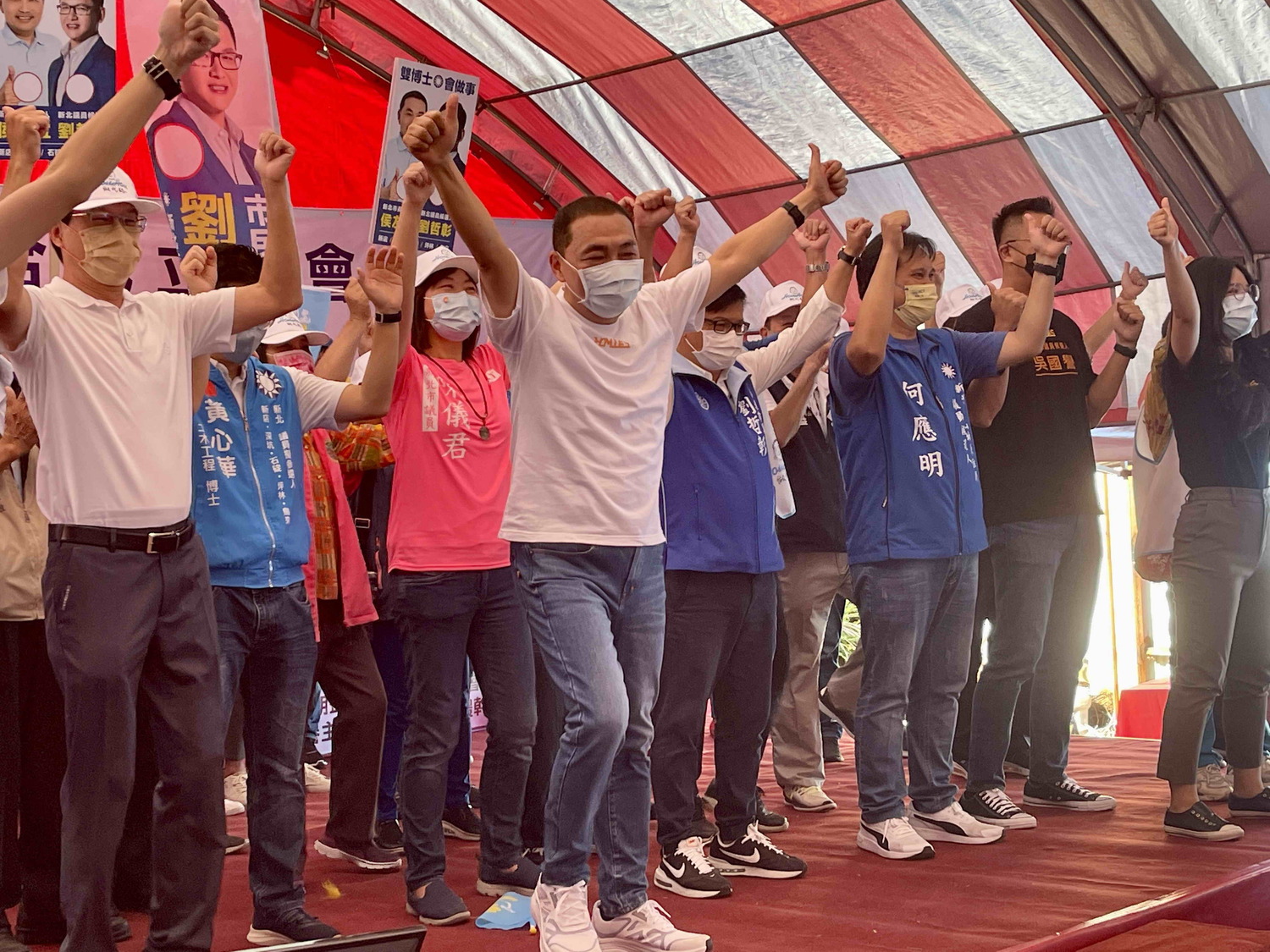 侯友宜深石坪烏聯合競選總部成立吸引上百人前往,市議員參選人黃心華等人也到場,侯友宜更與支持者大跳「友宜凍蒜歌」。 圖:侯友宜競辦/提供 侯友宜深石坪烏聯合競選總部成立吸引上百人前往,市議員參選人黃心華等人也到場,侯友宜更與支持者大跳「友宜凍蒜歌」。 圖:侯友宜競辦/提供