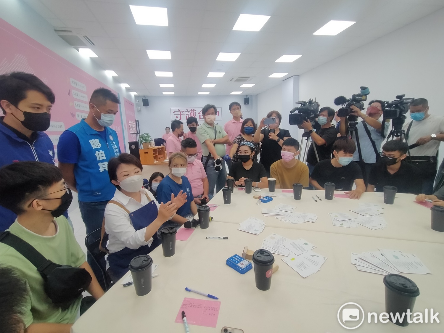 盧秀燕與年輕朋友喝咖啡聊政績。 圖:唐復年/攝 盧秀燕與年輕朋友喝咖啡聊政績。 圖:唐復年/攝