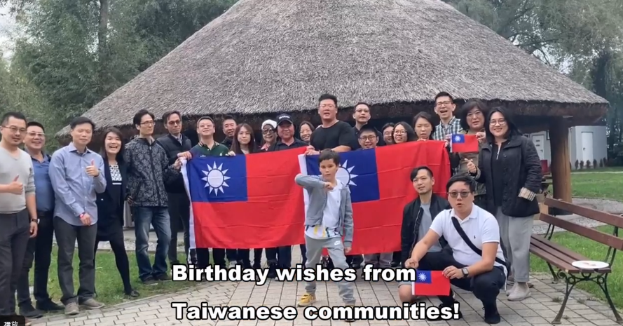 波蘭台灣人社群共同祝賀台灣生日快樂。 圖:翻攝自駐外代表處「多瑙河連線」國慶影片 波蘭台灣人社群共同祝賀台灣生日快樂。 圖:翻攝自駐外代表處「多瑙河連線」國慶影片