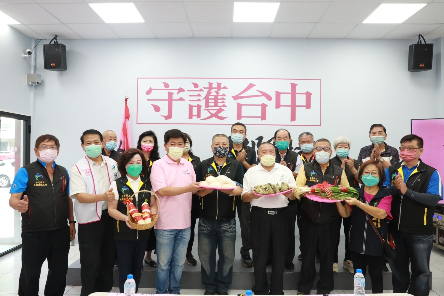 台灣勞工大聯盟總工會送上蒜、包子、粽子、菜頭象徵「凍蒜、包中、好彩頭」。 盧秀燕競選總部/提供 台灣勞工大聯盟總工會送上蒜、包子、粽子、菜頭象徵「凍蒜、包中、好彩頭」。 盧秀燕競選總部/提供