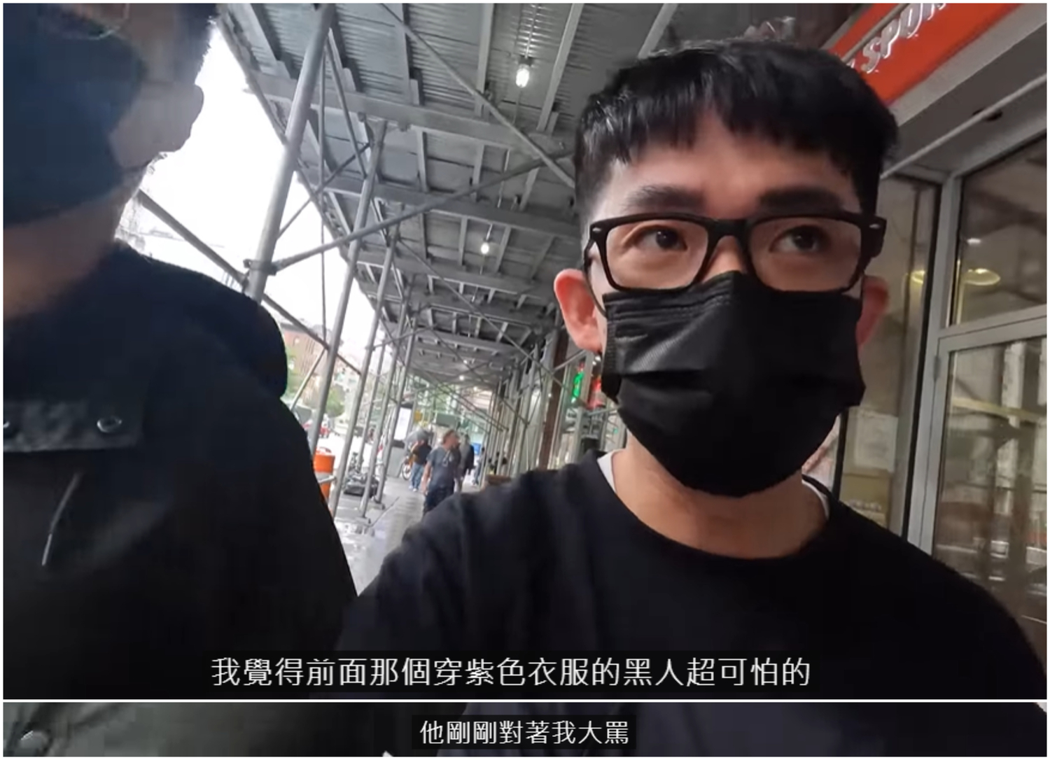 阿滴因和吵架的黑人對到眼,慘遭對方大罵。 圖:翻攝自YouTube/阿滴日常 阿滴因和吵架的黑人對到眼,慘遭對方大罵。 圖:翻攝自YouTube/阿滴日常
