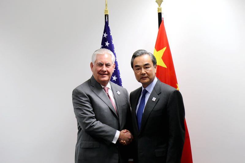 中國外交部長王毅(右)17日在德國波昂會見美國國務卿提勒森(左)。 中國外交部長王毅(右)17日在德國波昂會見美國國務卿提勒森(左)。