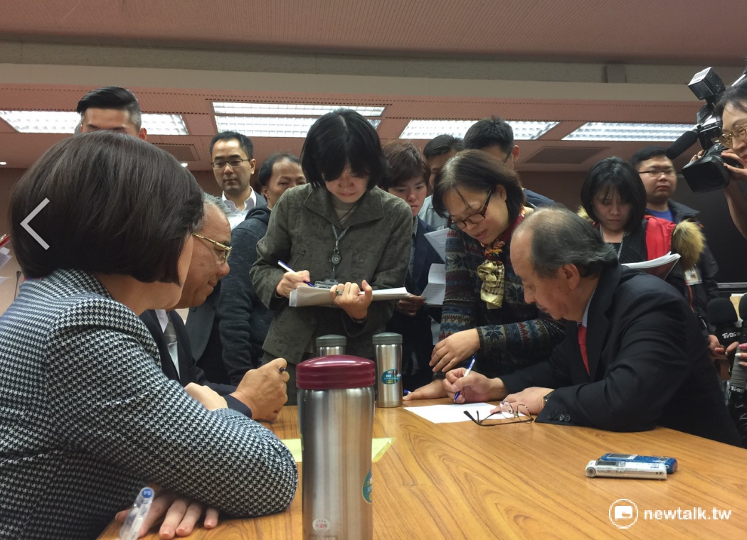 立法院20日委員會名單敲定,原本抽中2席司法及法制委員會名額的親民黨,確定都會讓給國民黨,並與其交換。 立法院20日委員會名單敲定,原本抽中2席司法及法制委員會名額的親民黨,確定都會讓給國民黨,並與其交換。