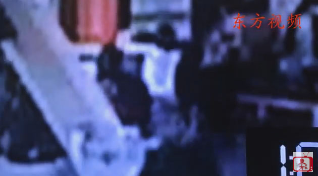 穿白衣的越南女子段氏香從背後勒住金正男的頸部,一度遭到金正男抵抗。 圖:翻攝東方網 穿白衣的越南女子段氏香從背後勒住金正男的頸部,一度遭到金正男抵抗。 圖:翻攝東方網
