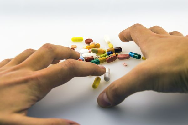 家屬在面對上癮者時,應關注在「上癮者自己必須負擔什麼責任?」同時讓他們自己承擔結果。 家屬在面對上癮者時,應關注在「上癮者自己必須負擔什麼責任?」同時讓他們自己承擔結果。