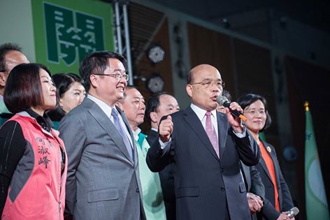 民進黨立委吳秉叡(前排中)在新春團拜中,獲得前行政院長蘇貞昌(前排右)力挺參選新北市長,士氣大振。 圖:翻攝自吳秉叡臉書 民進黨立委吳秉叡(前排中)在新春團拜中,獲得前行政院長蘇貞昌(前排右)力挺參選新北市長,士氣大振。 圖:翻攝自吳秉叡臉書