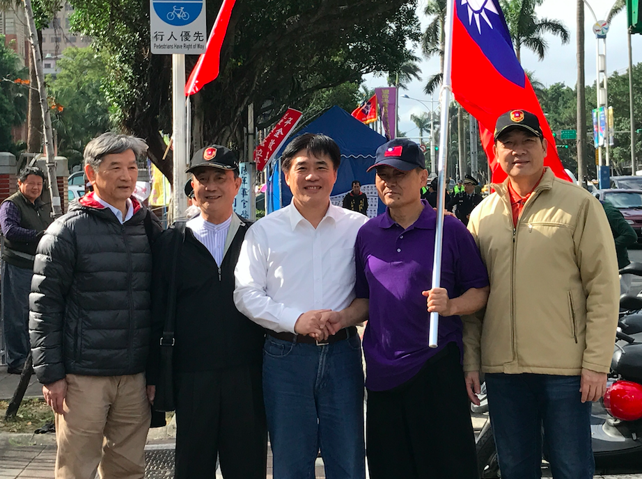 國民黨副主席郝龍斌21日赴立法院聲援軍公教團體抗爭年金改革。 國民黨副主席郝龍斌21日赴立法院聲援軍公教團體抗爭年金改革。