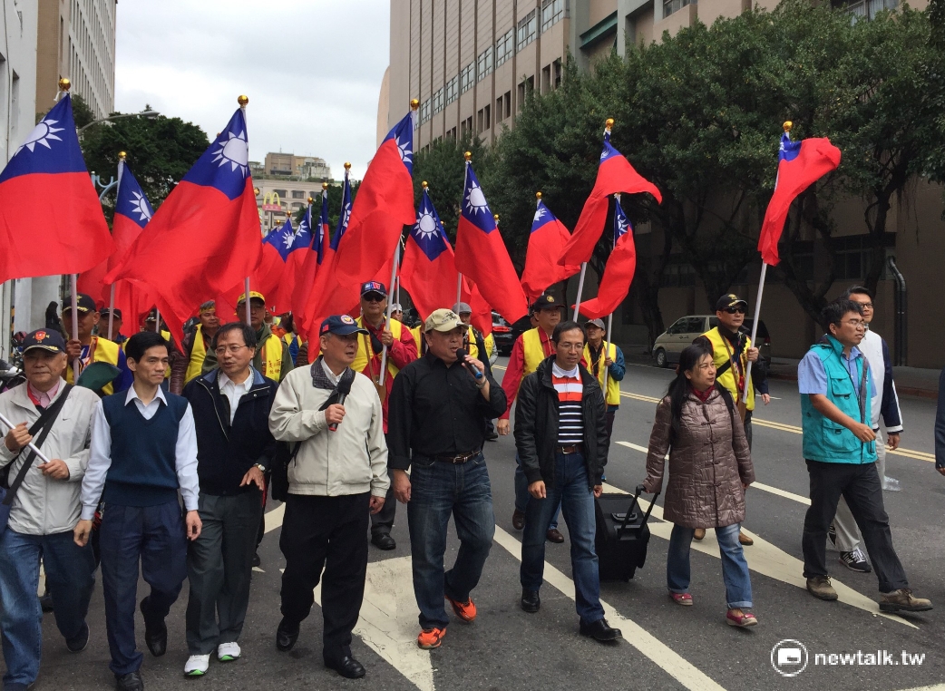 退將吳其樑(前排左4)、吳斯懷(前排左5)及監金盟代表李來希(前排左3)、黃耀南(前排右3)、劉亞平(前排右1)、彭如玉(前排右2),率領由退伍軍人組成的「800壯士」繞行立院一圈。 退將吳其樑(前排左4)、吳斯懷(前排左5)及監金盟代表李來希(前排左3)、黃耀南(前排右3)、劉亞平(前排右1)、彭如玉(前排右2),率領由退伍軍人組成的「800壯士」繞行立院一圈。