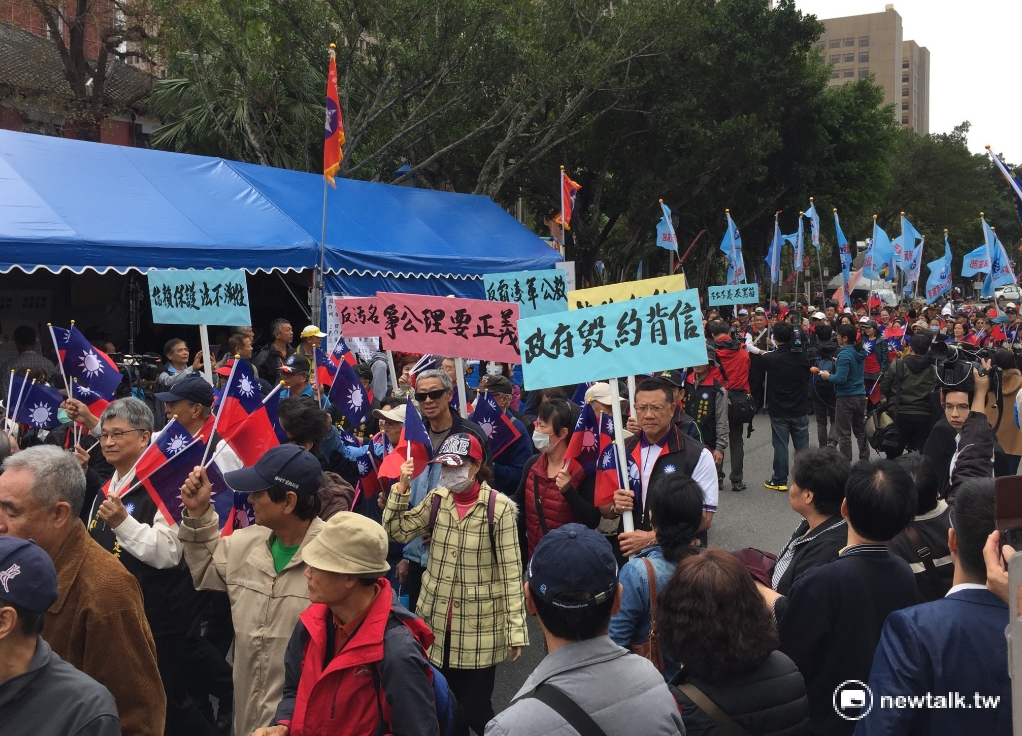 退將吳其樑(前排左4)、吳斯懷(前排左5)及監金盟代表李來希(前排左3)、黃耀南(前排右3)、劉亞平(前排右1)、彭如玉(前排右2),率領由退伍軍人組成的「800壯士」繞行立院一圈。 退將吳其樑(前排左4)、吳斯懷(前排左5)及監金盟代表李來希(前排左3)、黃耀南(前排右3)、劉亞平(前排右1)、彭如玉(前排右2),率領由退伍軍人組成的「800壯士」繞行立院一圈。