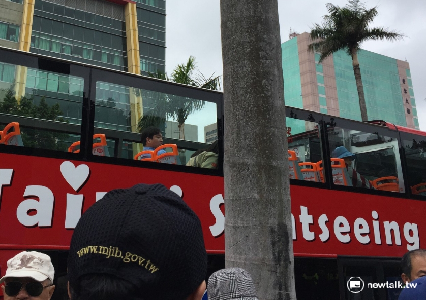 退將吳其樑(前排左4)、吳斯懷(前排左5)及監金盟代表李來希(前排左3)、黃耀南(前排右3)、劉亞平(前排右1)、彭如玉(前排右2),率領由退伍軍人組成的「800壯士」繞行立院一圈。 退將吳其樑(前排左4)、吳斯懷(前排左5)及監金盟代表李來希(前排左3)、黃耀南(前排右3)、劉亞平(前排右1)、彭如玉(前排右2),率領由退伍軍人組成的「800壯士」繞行立院一圈。