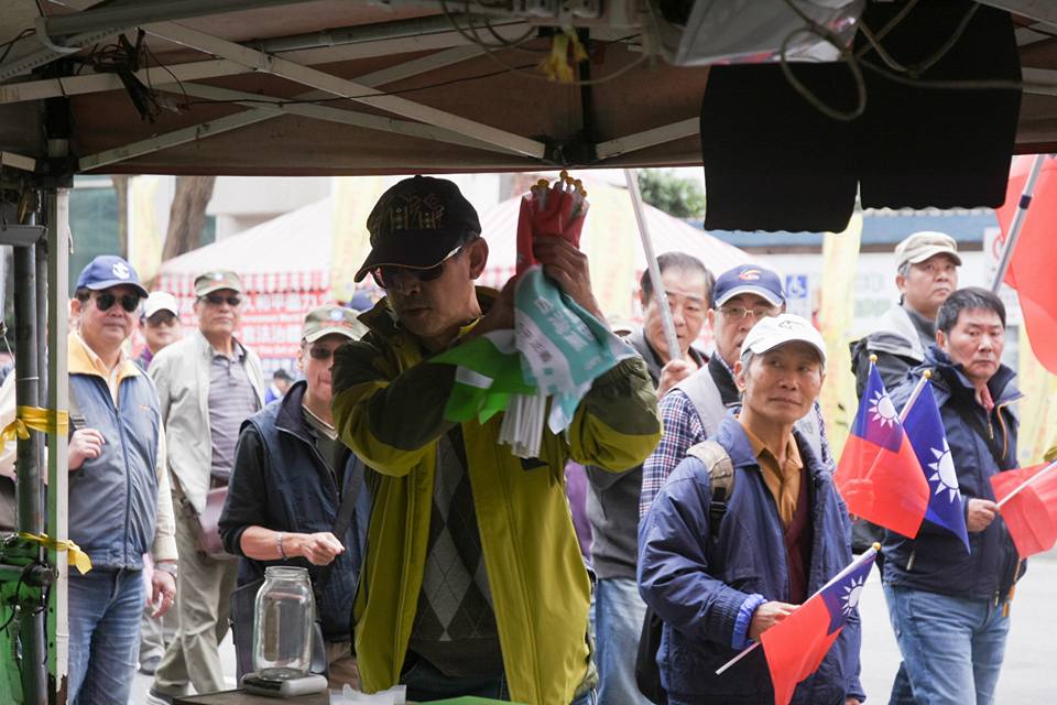 反對年金改革抗議民眾,赴公投盟攤位鬧場,奪走公投盟攤位上所有手拿旗幟。 反對年金改革抗議民眾,赴公投盟攤位鬧場,奪走公投盟攤位上所有手拿旗幟。