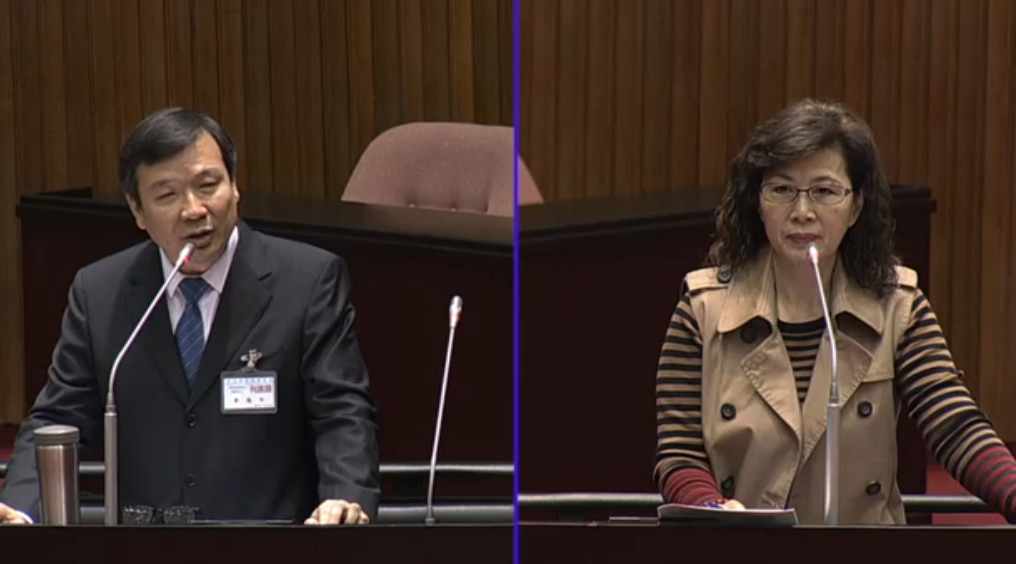 親民黨立委周陳秀霞(右)在質詢考試院副院長被提名人李逸洋(左)認為,民進黨政府不能因為支持年金改革的民調高,就但憑己意,若推動血流成河、剝奪生存權的改革,會撕裂台灣。 親民黨立委周陳秀霞(右)在質詢考試院副院長被提名人李逸洋(左)認為,民進黨政府不能因為支持年金改革的民調高,就但憑己意,若推動血流成河、剝奪生存權的改革,會撕裂台灣。