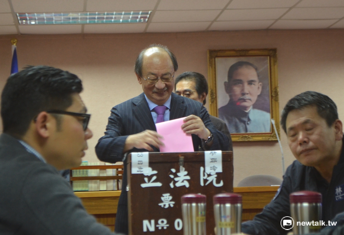 民進黨立院黨團總召柯建銘(中)23日上午出席司法法制委員會,參與召委選舉。 圖:柯昱安/攝 民進黨立院黨團總召柯建銘(中)23日上午出席司法法制委員會,參與召委選舉。 圖:柯昱安/攝