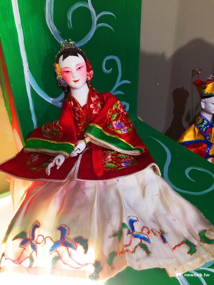 戲偶是集合彩繪、雕刻、刺繡的綜合性藝術,郭建親自為每尊戲偶彩繪、縫製、刺繡,因為精緻又傳統,郭建甫的《書生布偶》,還是總統蔡英文外交出訪的伴手禮。 圖:羅碧霞/攝 戲偶是集合彩繪、雕刻、刺繡的綜合性藝術,郭建親自為每尊戲偶彩繪、縫製、刺繡,因為精緻又傳統,郭建甫的《書生布偶》,還是總統蔡英文外交出訪的伴手禮。 圖:羅碧霞/攝