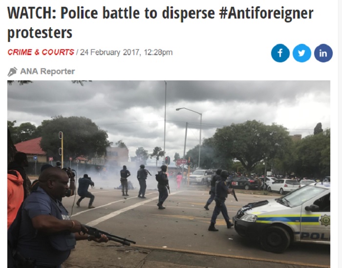 南非普勒托利亞24日爆發大規模排外衝突,警方發射橡皮子彈和催淚瓦斯驅散人群。 南非普勒托利亞24日爆發大規模排外衝突,警方發射橡皮子彈和催淚瓦斯驅散人群。