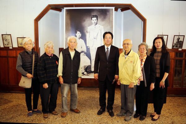 228前夕,台南市長賴清在「亂世英魂-湯德章律師逝世70週年紀念活動」記者會後,與湯德章家屬合影。 圖:翻拍自台南市政府網站 228前夕,台南市長賴清在「亂世英魂-湯德章律師逝世70週年紀念活動」記者會後,與湯德章家屬合影。 圖:翻拍自台南市政府網站