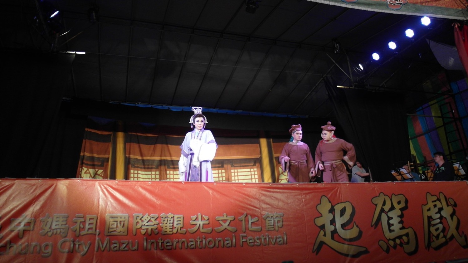 在廟會活動中,可以看到很多台灣傳統戲曲。 圖:翻攝於大甲鎮瀾宮網站 在廟會活動中,可以看到很多台灣傳統戲曲。 圖:翻攝於大甲鎮瀾宮網站