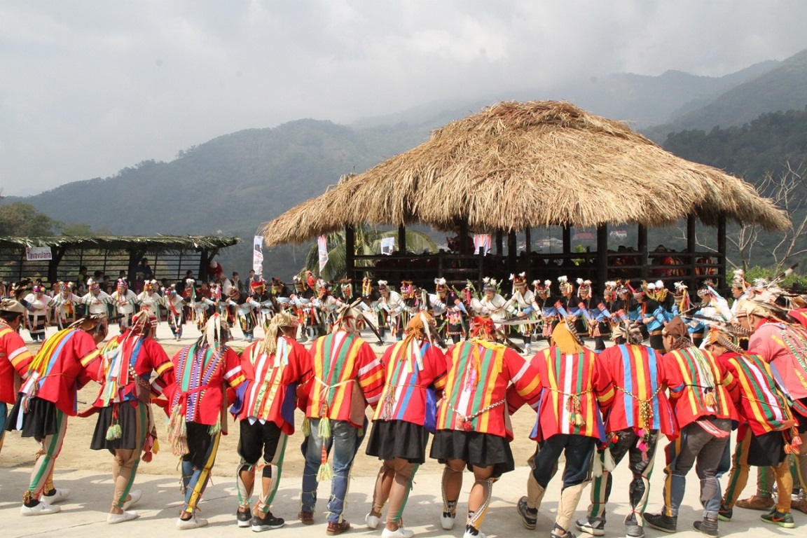 拉阿魯哇族人數不到400人,是原住民中的少數民族,現今主要聚居在桃源區高中里、桃源里及那瑪夏區瑪雅里,藉由聖貝祭的儀式,表達對祖靈的敬重,祈求各族群和諧平安。 圖:高雄市府提供 拉阿魯哇族人數不到400人,是原住民中的少數民族,現今主要聚居在桃源區高中里、桃源里及那瑪夏區瑪雅里,藉由聖貝祭的儀式,表達對祖靈的敬重,祈求各族群和諧平安。 圖:高雄市府提供