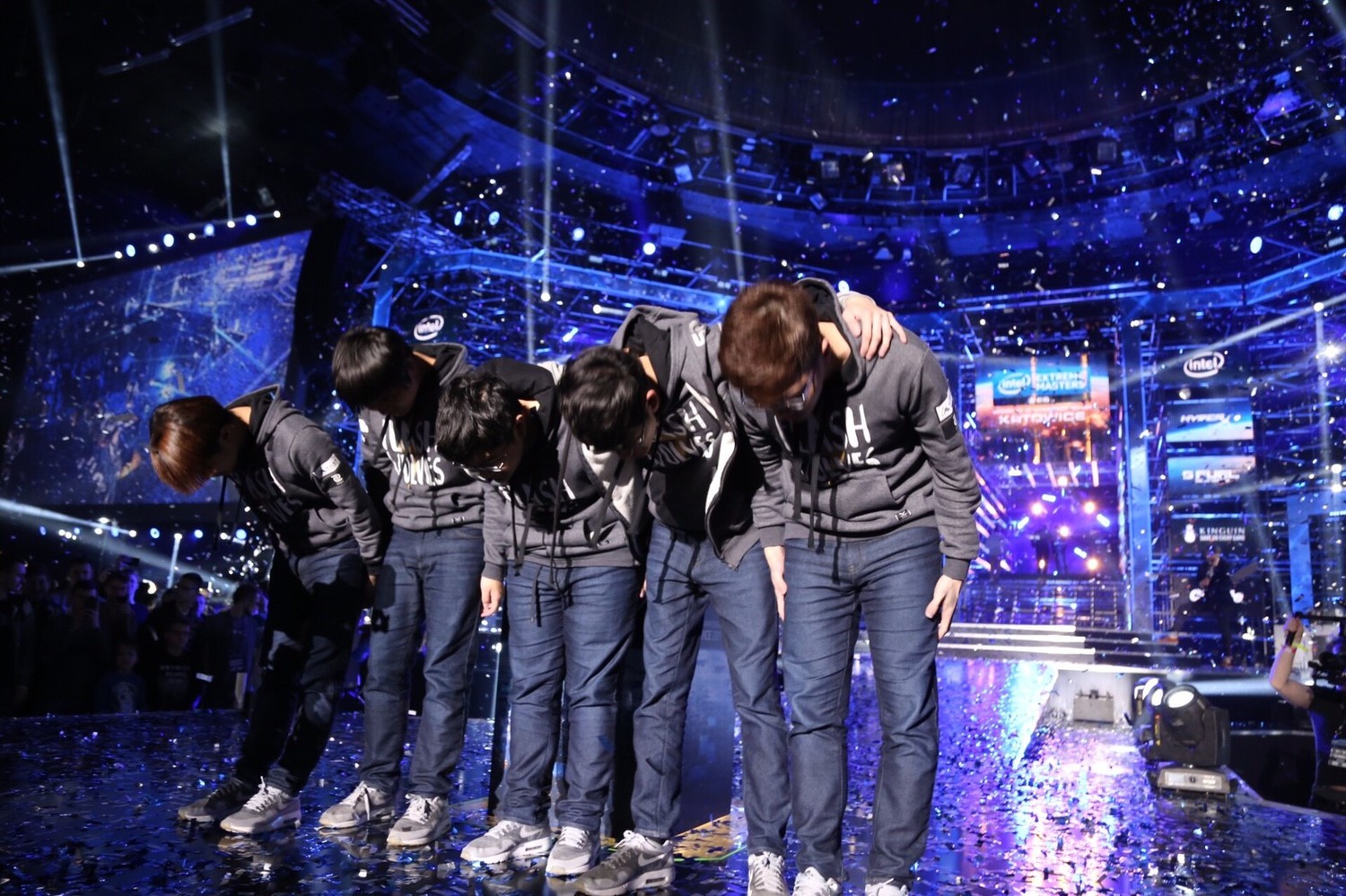 FW閃電狼今年的表現十分亮眼,以全勝的戰續拿下總決賽冠軍。能夠贏得比賽,FW 閃電狼的全體隊員都十分開心。 圖:閃電狼職業電競隊提供 FW閃電狼今年的表現十分亮眼,以全勝的戰續拿下總決賽冠軍。能夠贏得比賽,FW 閃電狼的全體隊員都十分開心。 圖:閃電狼職業電競隊提供