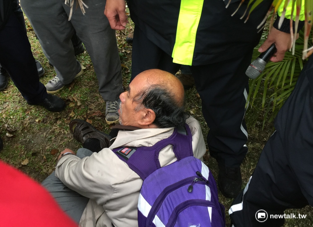 自由台灣黨主席蔡丁貴率眾前進中正紀念堂後,隨後轉往228和平公園抗議,但遭到警方攔阻,只能在草地席地而坐。 圖:柯昱安/攝 自由台灣黨主席蔡丁貴率眾前進中正紀念堂後,隨後轉往228和平公園抗議,但遭到警方攔阻,只能在草地席地而坐。 圖:柯昱安/攝