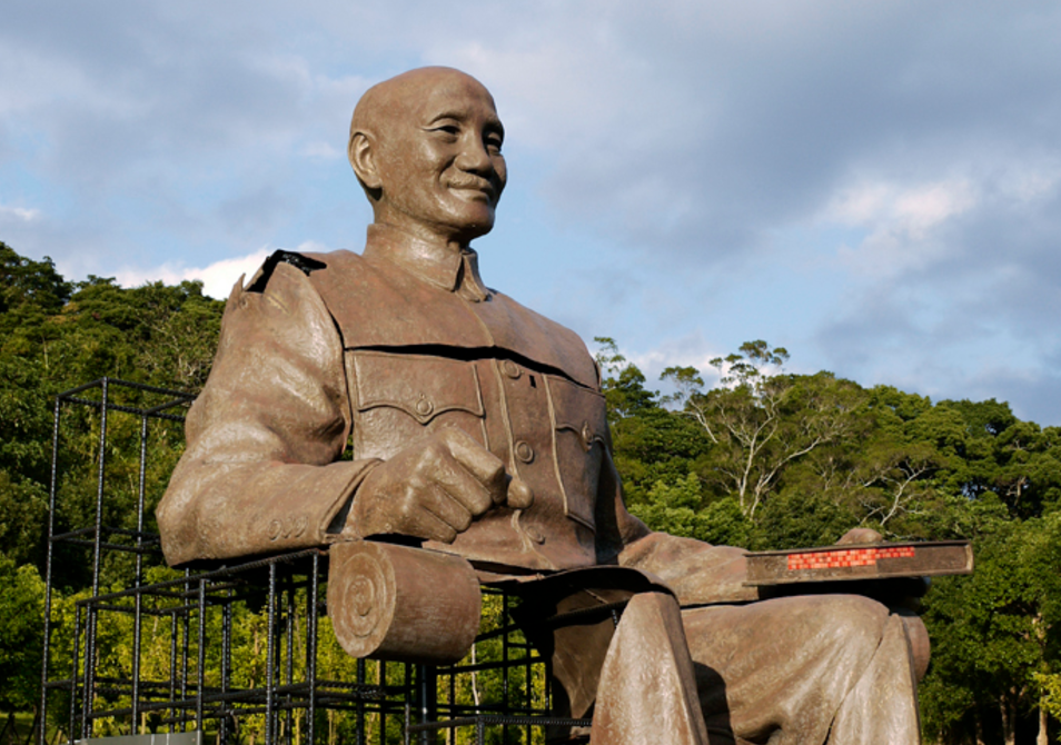 遭支解拆除後的高雄市立文化中心蔣介石銅像,經拼裝後,目前存放於大溪兩蔣文化園區內。 圖:翻攝自維基百科 遭支解拆除後的高雄市立文化中心蔣介石銅像,經拼裝後,目前存放於大溪兩蔣文化園區內。 圖:翻攝自維基百科