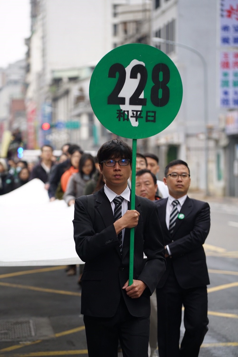 《重返228事件平反遊行》台北遊行現場:台北的路線,是以行動步行的方式,走過四個歷史場景,從「天馬茶房」行經「專賣局台北分局」、「臺北放送局」(台灣廣播電台),終點站為「長官公署」(行政院)。 圖:黃裕順提供 《重返228事件平反遊行》台北遊行現場:台北的路線,是以行動步行的方式,走過四個歷史場景,從「天馬茶房」行經「專賣局台北分局」、「臺北放送局」(台灣廣播電台),終點站為「長官公署」(行政院)。 圖:黃裕順提供