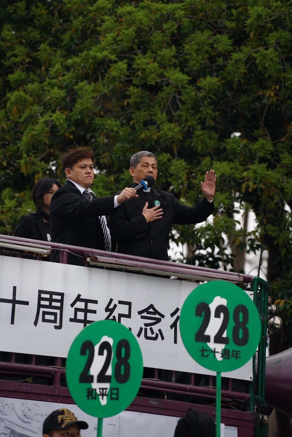 《重返228事件平反遊行》台南遊行現場:林宗正牧師在台南復刻版遊行現場,帶現場群眾禱告默哀。 圖:黃裕順提供 《重返228事件平反遊行》台南遊行現場:林宗正牧師在台南復刻版遊行現場,帶現場群眾禱告默哀。 圖:黃裕順提供