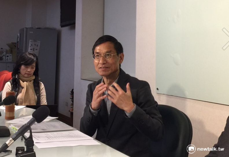 年改辦副召集人林萬億表示,年金改革新制上路後,考慮「另立基金」,避免新制提高費率後所繳的錢,被拿去填補舊制龐大的財務缺口。 年改辦副召集人林萬億表示,年金改革新制上路後,考慮「另立基金」,避免新制提高費率後所繳的錢,被拿去填補舊制龐大的財務缺口。