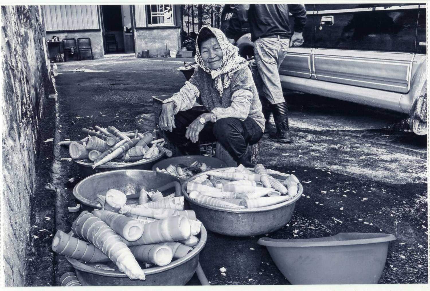 這幀照片是攝影師李湞吉的作品,當年照片中的彭金妹,正在整理山城的特產桂竹筍。 圖:台灣水/黃裕順提供 這幀照片是攝影師李湞吉的作品,當年照片中的彭金妹,正在整理山城的特產桂竹筍。 圖:台灣水/黃裕順提供