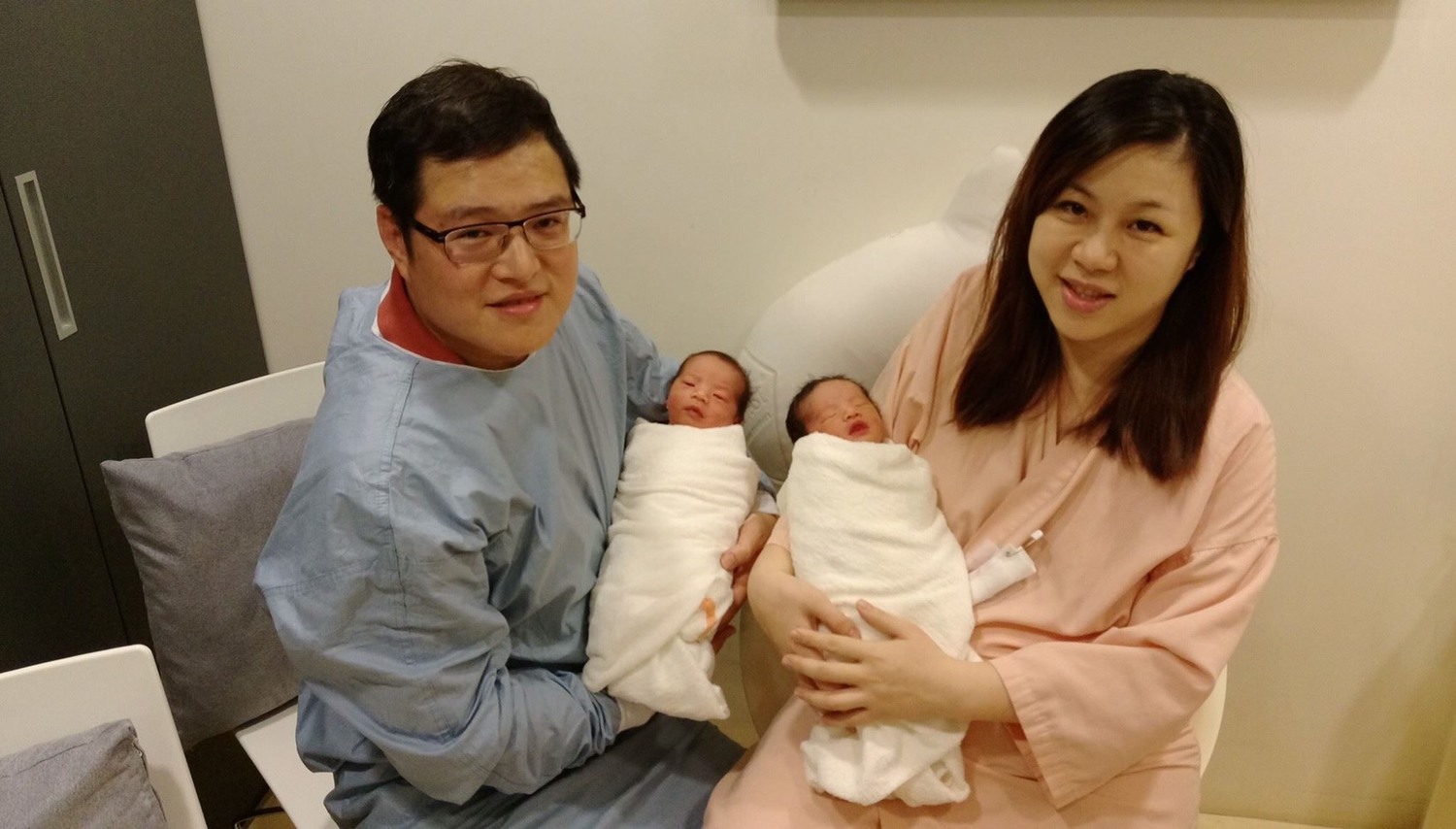 劉美芳於 2 月 24 日順利產下一對雙胞胎小公主,劉美芳與夫婿於2天後,喜樂分享一家四口的家庭照 圖:翻攝自劉美芳臉書 劉美芳於 2 月 24 日順利產下一對雙胞胎小公主,劉美芳與夫婿於2天後,喜樂分享一家四口的家庭照 圖:翻攝自劉美芳臉書