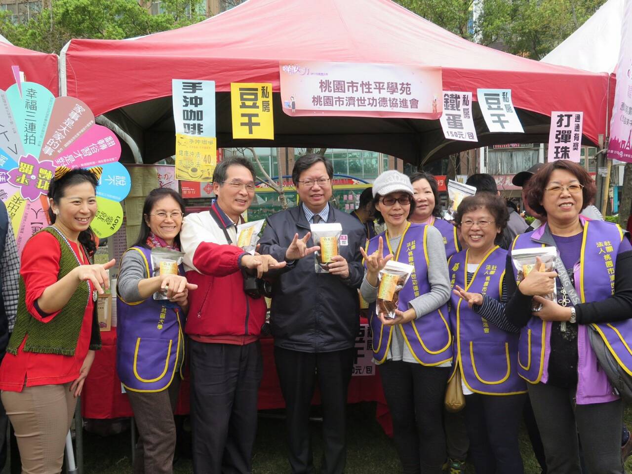 鄭市長表示,今年婦女節主題為「幸福女力」,女性就業與創業是今年的施政重點之一,市府會給予每一位女性市民朋友支持,助其在就業與創業方面有所發揮。 圖:桃園市政府提供 鄭市長表示,今年婦女節主題為「幸福女力」,女性就業與創業是今年的施政重點之一,市府會給予每一位女性市民朋友支持,助其在就業與創業方面有所發揮。 圖:桃園市政府提供