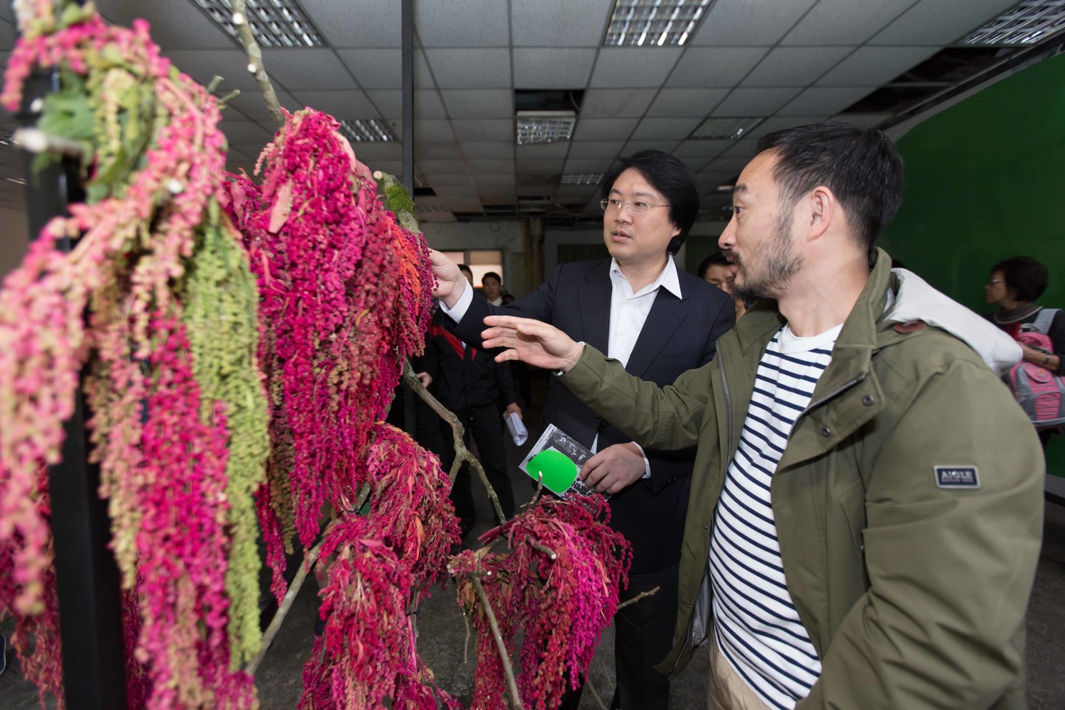 基隆市長林右昌(左)指出,透過展覽過程,看到不同角度與視野,刺激對這城市有不一樣想像與空間看法,不被過去的框架所框限。 圖:基隆市政府提供 基隆市長林右昌(左)指出,透過展覽過程,看到不同角度與視野,刺激對這城市有不一樣想像與空間看法,不被過去的框架所框限。 圖:基隆市政府提供