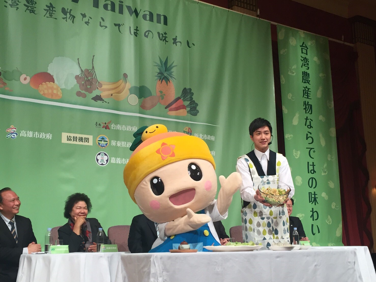本次活動特別邀請桌球國手江宏傑先生擔任農產行銷大使,以臺灣各地特色食材入菜,手作一道「愛的臺灣味」沙拉。「愛的臺灣味」使用臺灣產結球萵苣、彩色蘿蔔、鳳梨、香蕉、地瓜,搭配上龍眼、芒果、洛神花及秋葵等蔬果乾,淋上果醋及蜂蜜調和而成的沙拉醬,簡單美味又健康。 圖 : 高雄市政府提供 本次活動特別邀請桌球國手江宏傑先生擔任農產行銷大使,以臺灣各地特色食材入菜,手作一道「愛的臺灣味」沙拉。「愛的臺灣味」使用臺灣產結球萵苣、彩色蘿蔔、鳳梨、香蕉、地瓜,搭配上龍眼、芒果、洛神花及秋葵等蔬果乾,淋上果醋及蜂蜜調和而成的沙拉醬,簡單美味又健康。 圖 : 高雄市政府提供