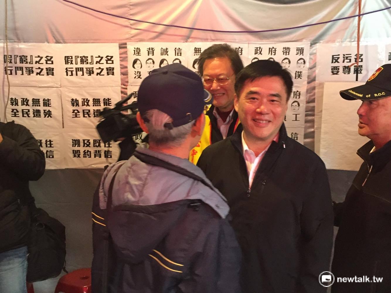 國民黨副主席、黨主席參選人郝龍斌7日再度聲援立法院外抗議的「800壯士」。
國民黨副主席、黨主席參選人郝龍斌7日再度聲援立法院外抗議的「800壯士」。