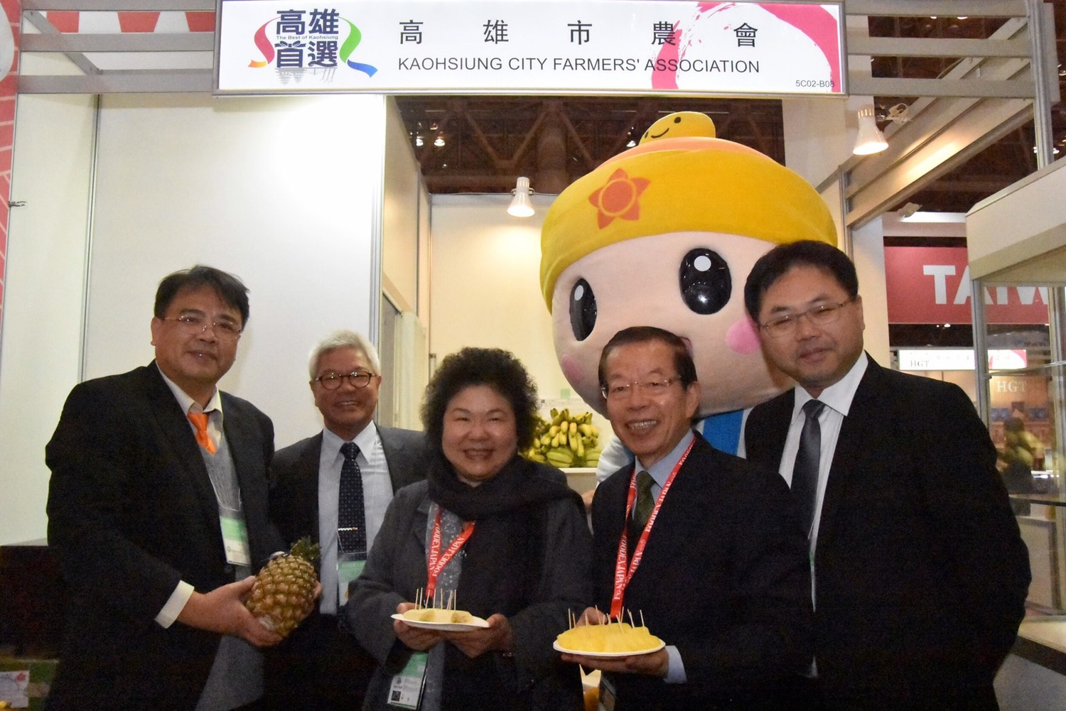 駐日代表謝長廷(右二)也親赴現場,幫台灣館造勢。 圖:陳奕 駐日代表謝長廷(右二)也親赴現場,幫台灣館造勢。 圖:陳奕