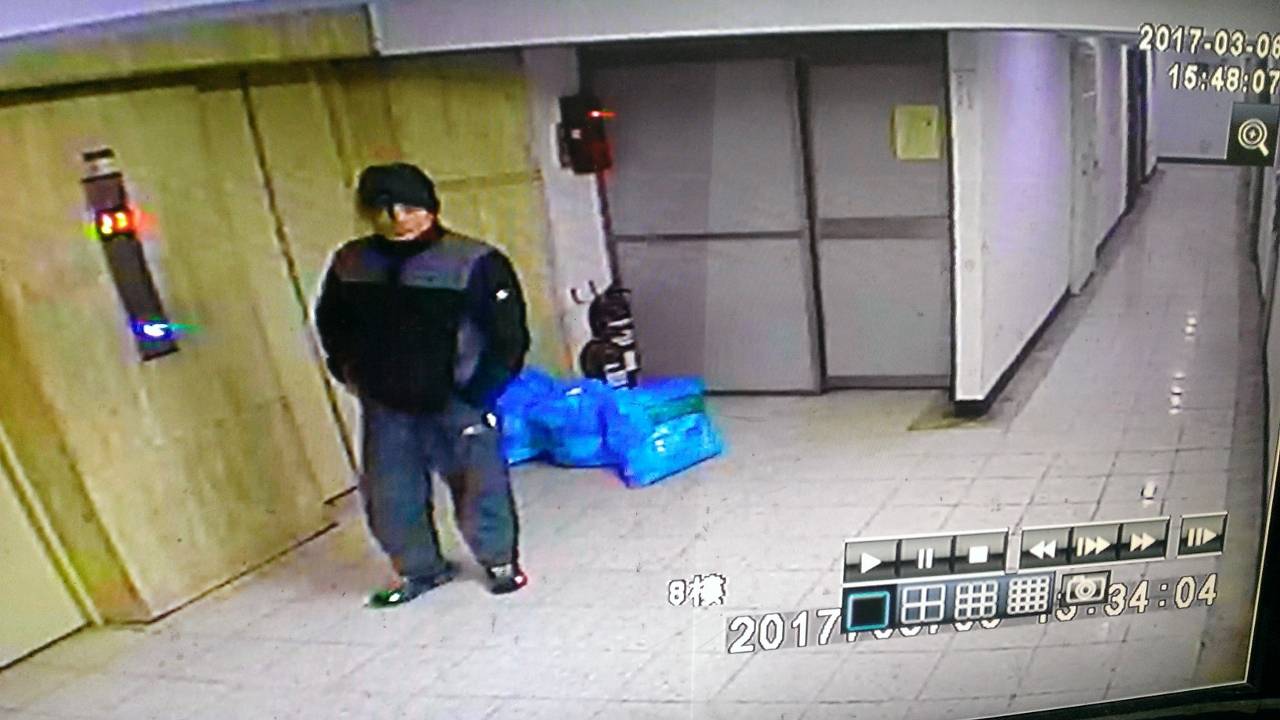 黃越宏指控劉益宏的弟弟7日對他施暴,圖為劉站在電梯門口的監視器畫面。 圖:黃越宏提供 黃越宏指控劉益宏的弟弟7日對他施暴,圖為劉站在電梯門口的監視器畫面。 圖:黃越宏提供