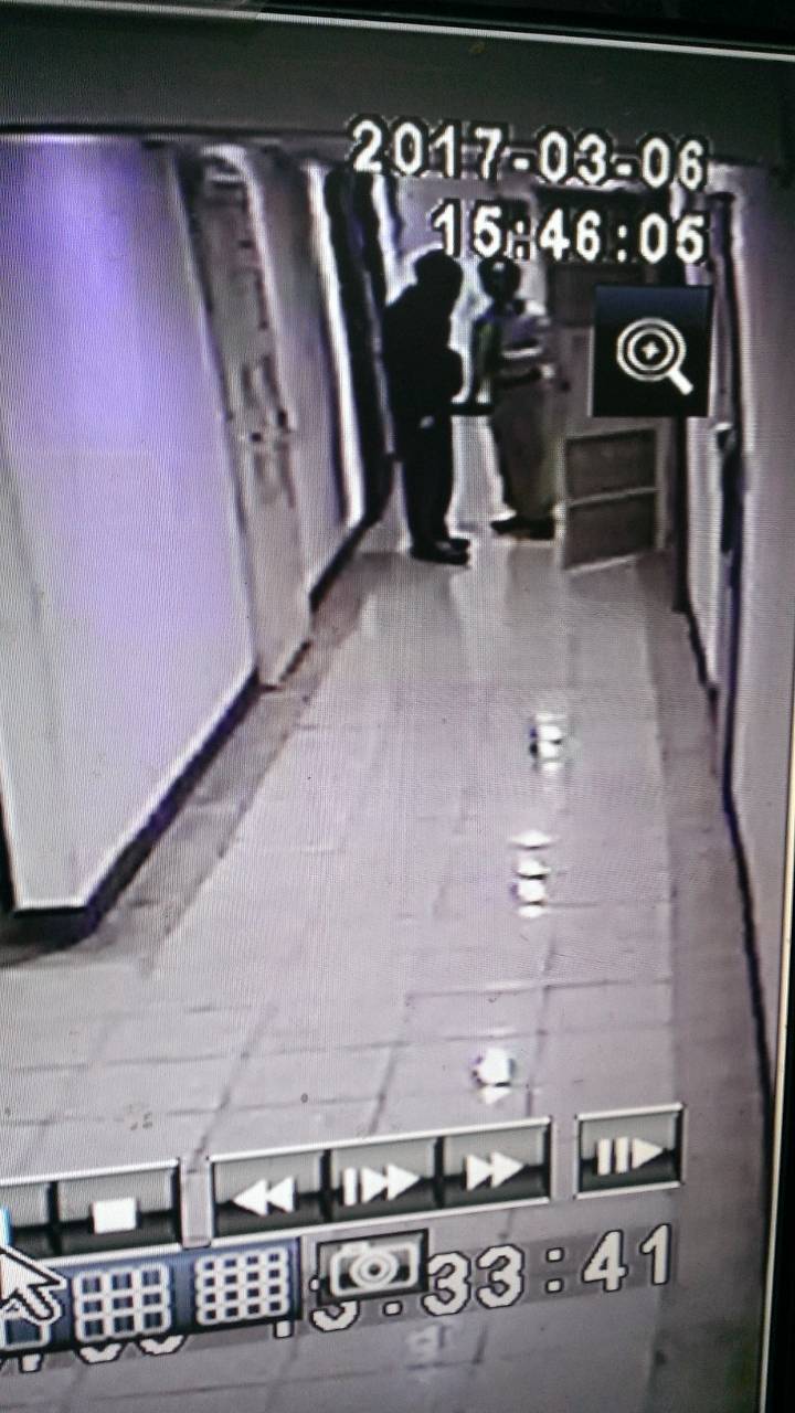 黃越宏指控劉益宏的弟弟7日對他施暴,圖為劉與黃2人站在門口的監視器畫面。 圖:黃越宏提供 黃越宏指控劉益宏的弟弟7日對他施暴,圖為劉與黃2人站在門口的監視器畫面。 圖:黃越宏提供