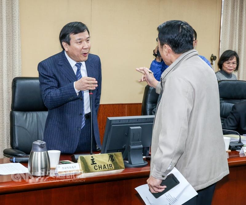 考試院7日上午公務人員年金改革案公聽會,因為部份退伍軍人協會成員強行進入會場,阻礙了公聽會進行, 主持會議主席考試院副院長(左)李逸洋離場。 考試院7日上午公務人員年金改革案公聽會,因為部份退伍軍人協會成員強行進入會場,阻礙了公聽會進行, 主持會議主席考試院副院長(左)李逸洋離場。