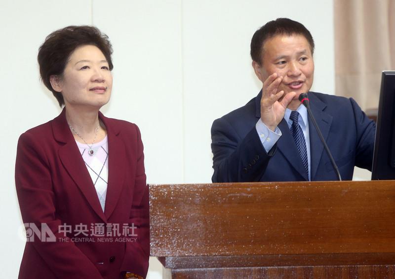 公平會主委黃美瑛(左)8日表示,中華電信與台灣大哥大原本傳出2月份網路4G吃到飽方案要退場,雖然2月底沒有聯合退場,但若變成低價惡性競爭,也不符合市場秩序。 公平會主委黃美瑛(左)8日表示,中華電信與台灣大哥大原本傳出2月份網路4G吃到飽方案要退場,雖然2月底沒有聯合退場,但若變成低價惡性競爭,也不符合市場秩序。